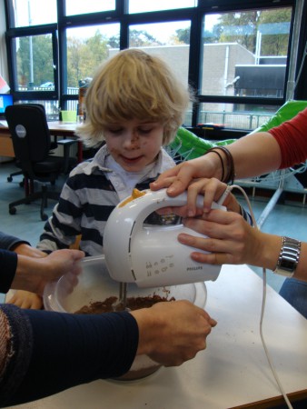 Chocolade cake maken op school.