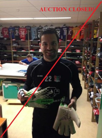 Gentenaar doneert keepershandschoenen