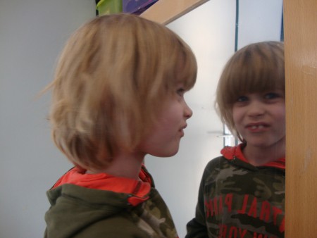 Wie is die knappe jongen in de spiegel?